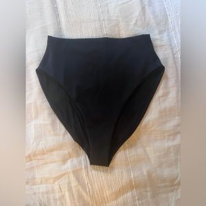 Hi Tide Bottom
MID CUT LEG, MEDIUM BUM COVERAGE